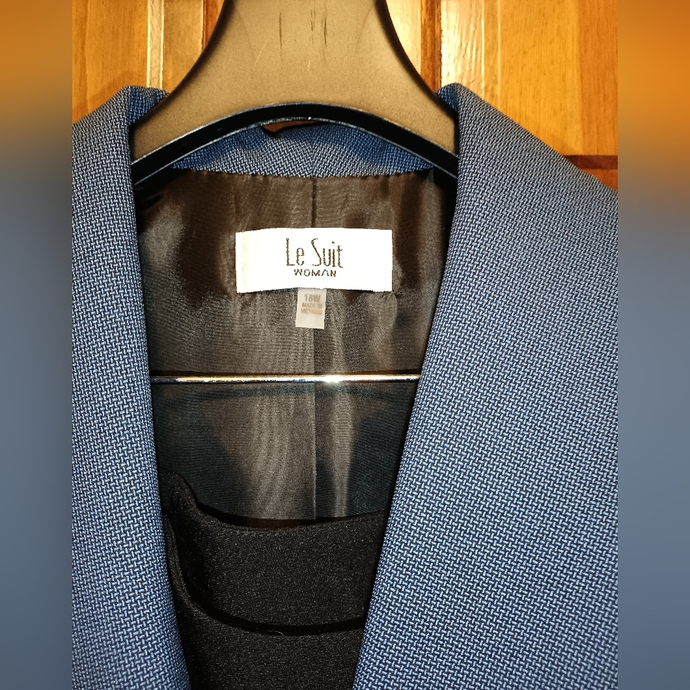 Le Suit One-Button Jacket and Pants Pantsuit set